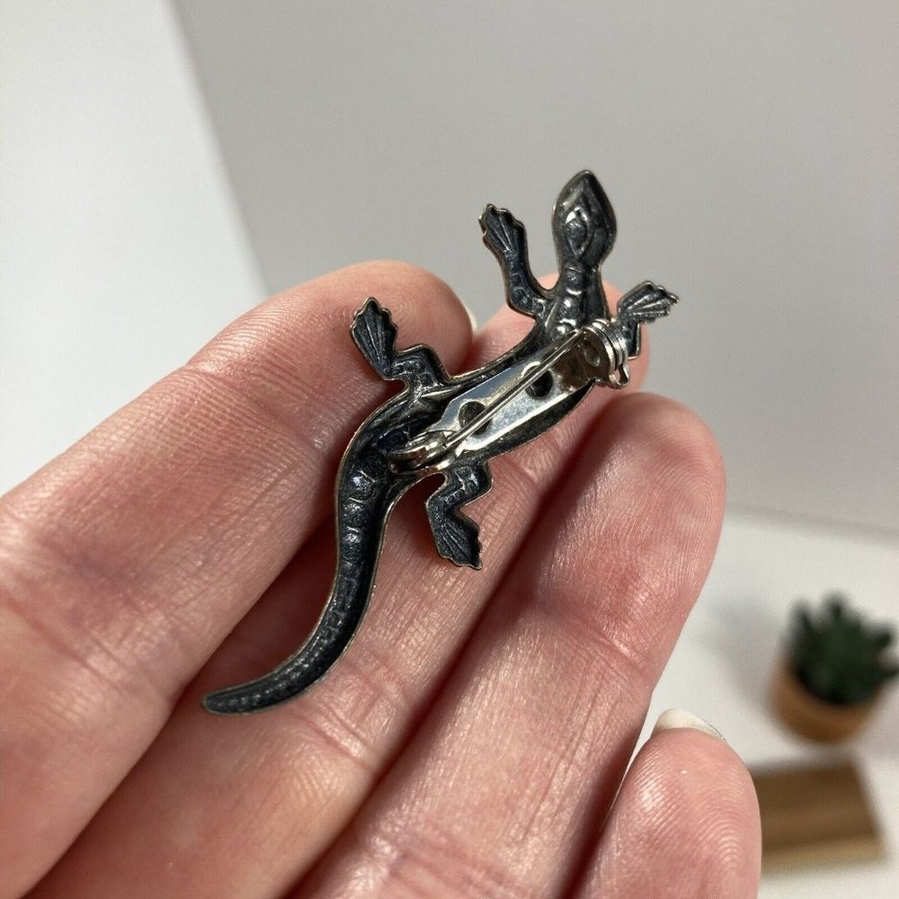 Vintage Women’s Silver Tone 2 Inch Lizard Brooch Etching Southwest Design - Picture 4 of 6